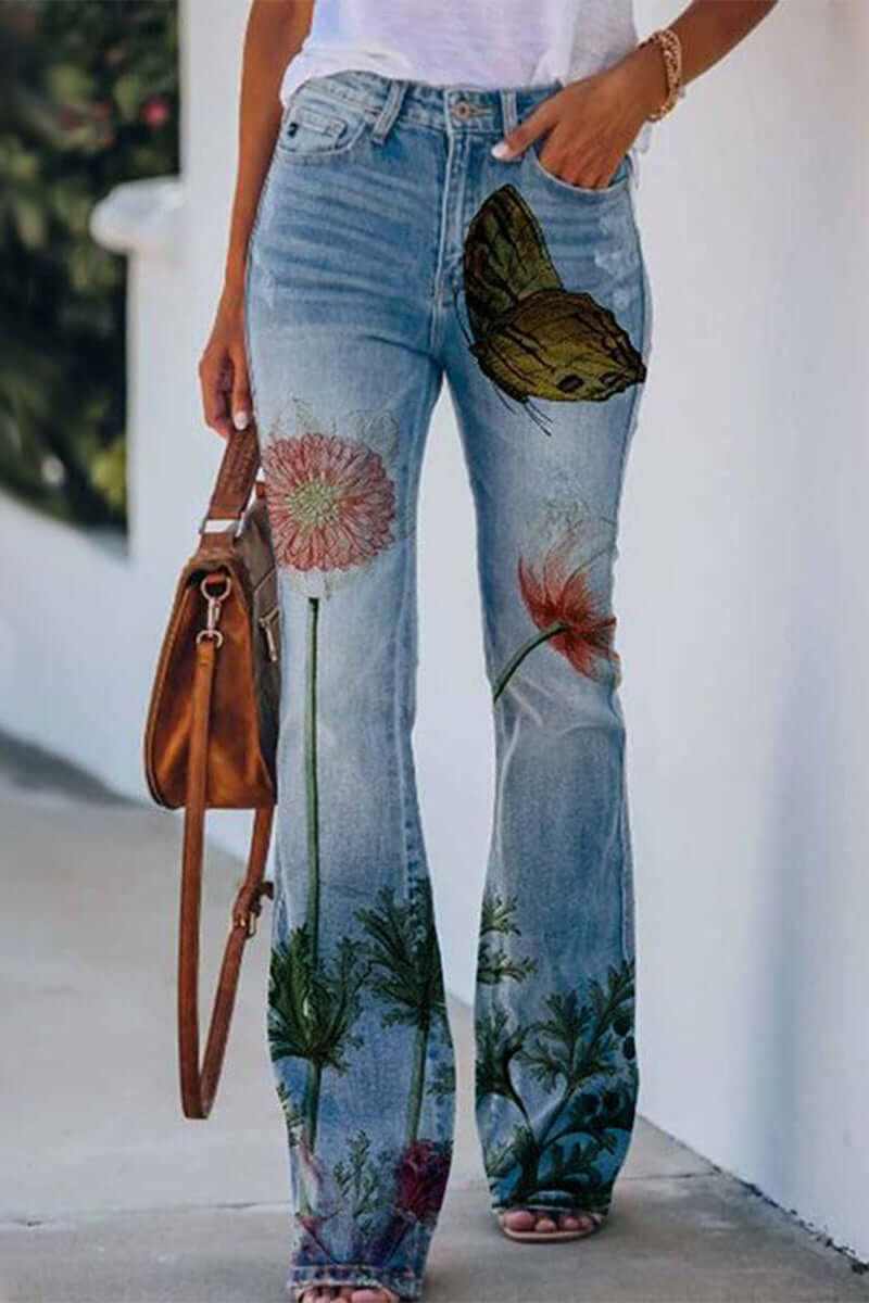 Stylish pocket detail on women's regular fit jeans, featuring unique floral embroidery.