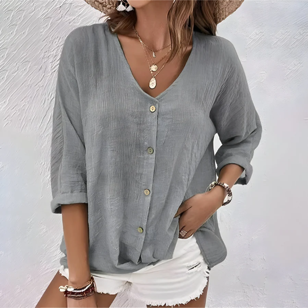 Elegant women's button-up shirt in a relaxed fit, ideal for versatile fashion and everyday comfort. Sophisticated.