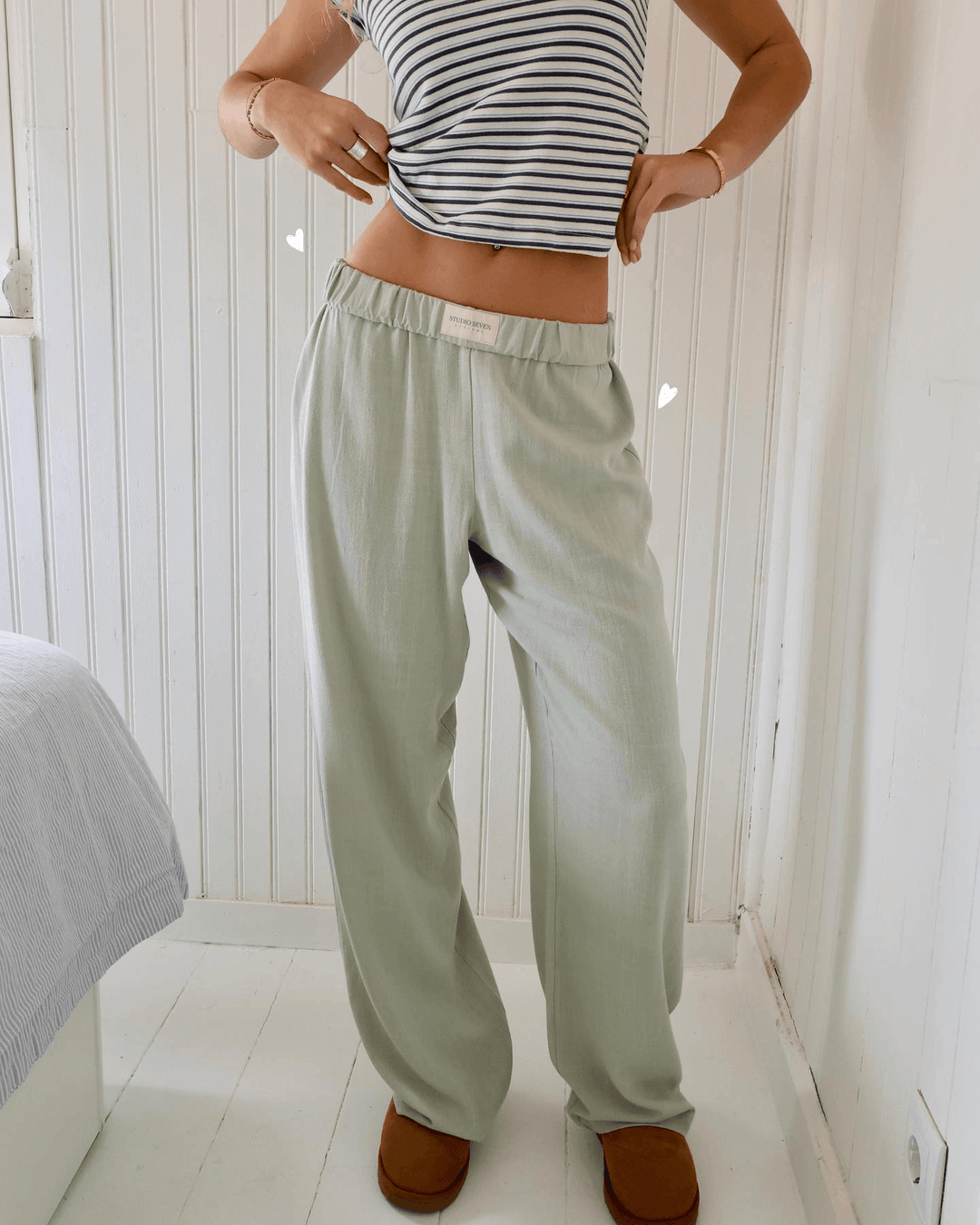 Versatile women's relaxed fit lounge pants, soft casual bottoms for comfort, leisurewear, or sleepwear.