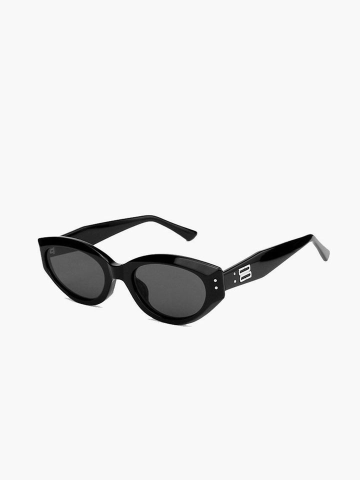 Women's retro black cat eye sunglasses, a chic vintage fashion accessory.