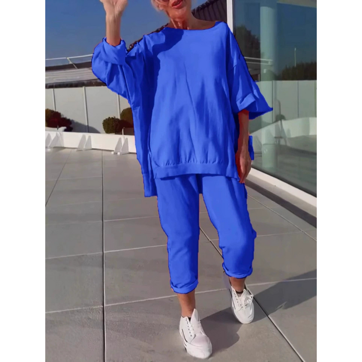 Soft fabric women's loungewear set, a comfortable, relaxed fit two-piece for everyday leisure.