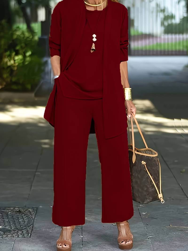 Modern women's vest and wide-leg pants coordinated set. A versatile two-piece outfit for office and smart occasions.