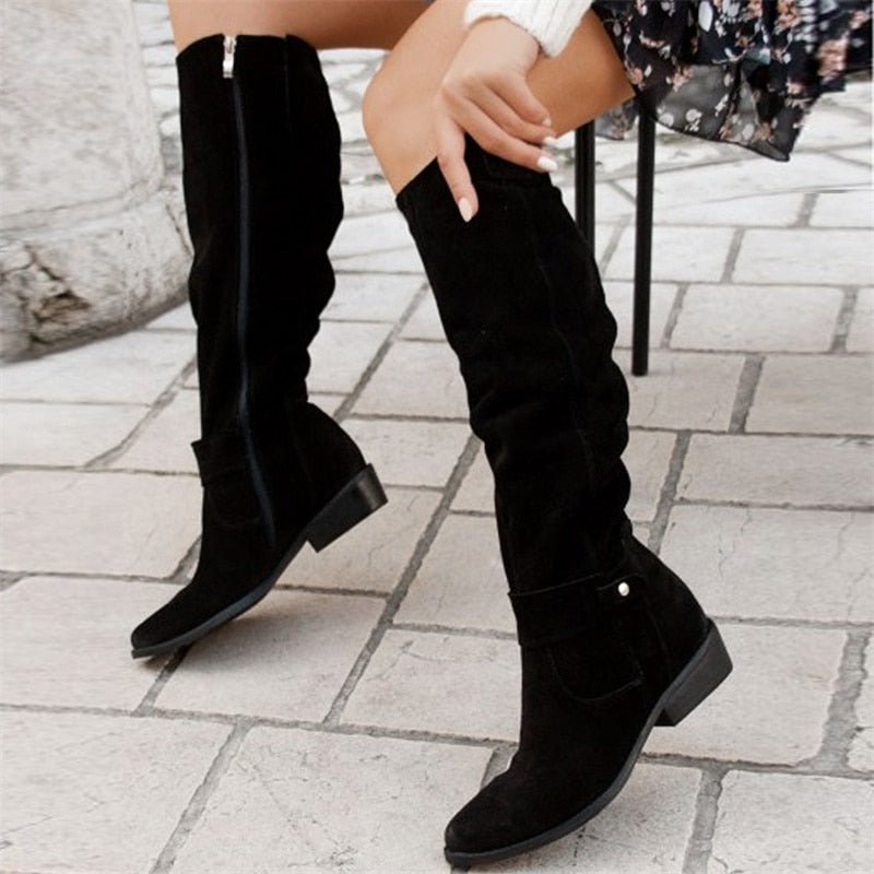 Elegant black flat knee-high boots for women, ideal for casual or dressy fall/winter outfits.