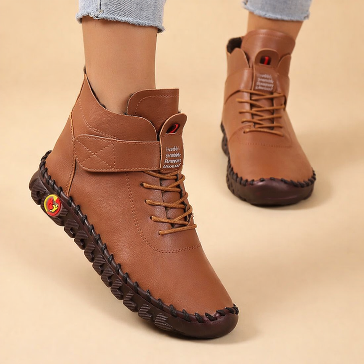 Warm women's winter boots, ideal for casual wear, featuring a non-slip design and arch support for comfort.