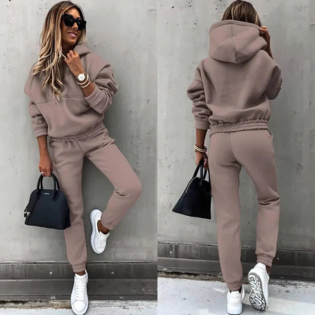 Complete women's warm winter tracksuit set: a cozy zip-up jacket and comfortable joggers for ultimate sporty comfort.